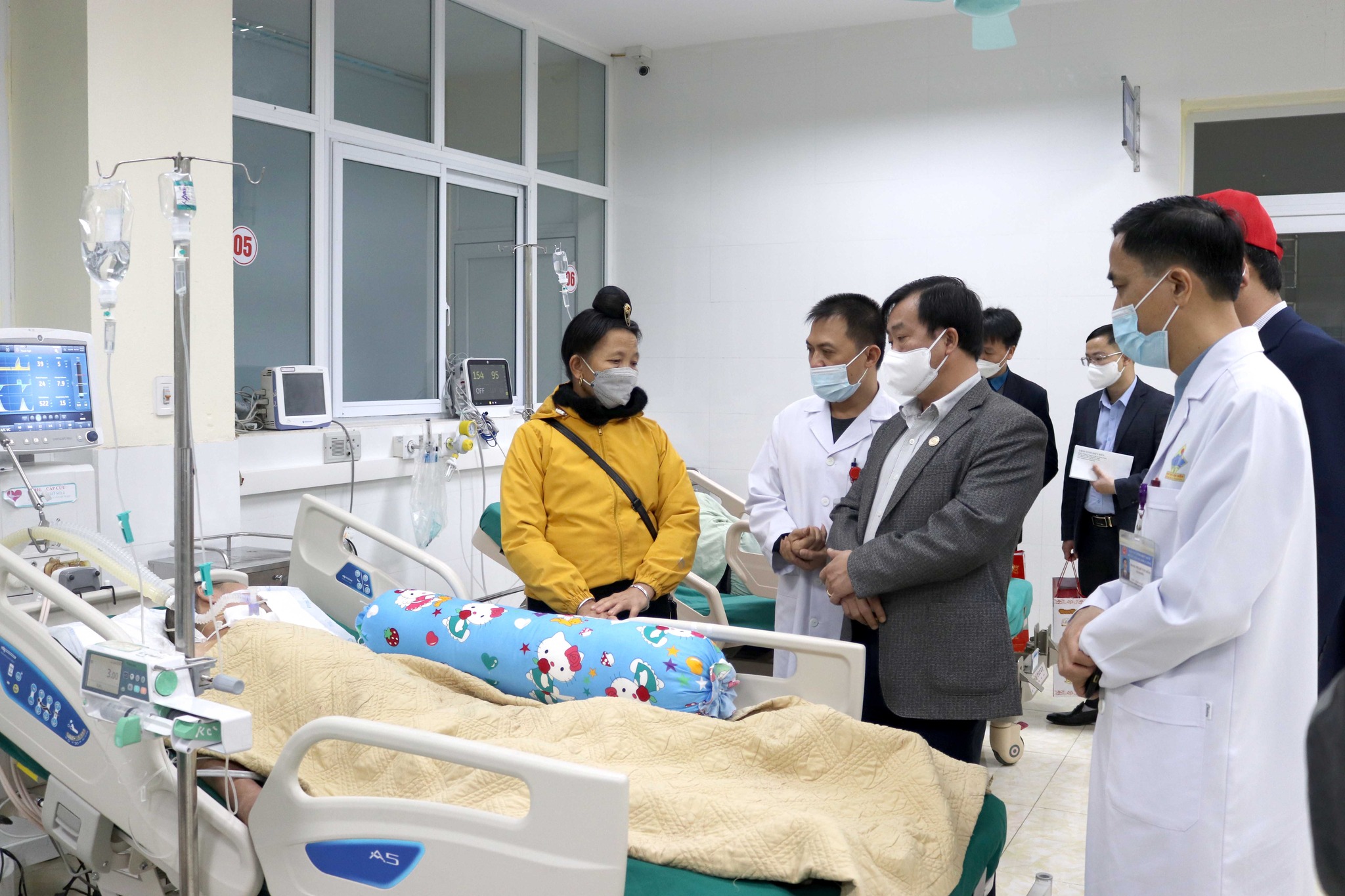 Lãnh đạo UBND tỉnh thăm, tặng quà chúc Tết bệnh nhân đang điều trị tại Bệnh viện Đa khoa tỉnh trước thềm năm mới