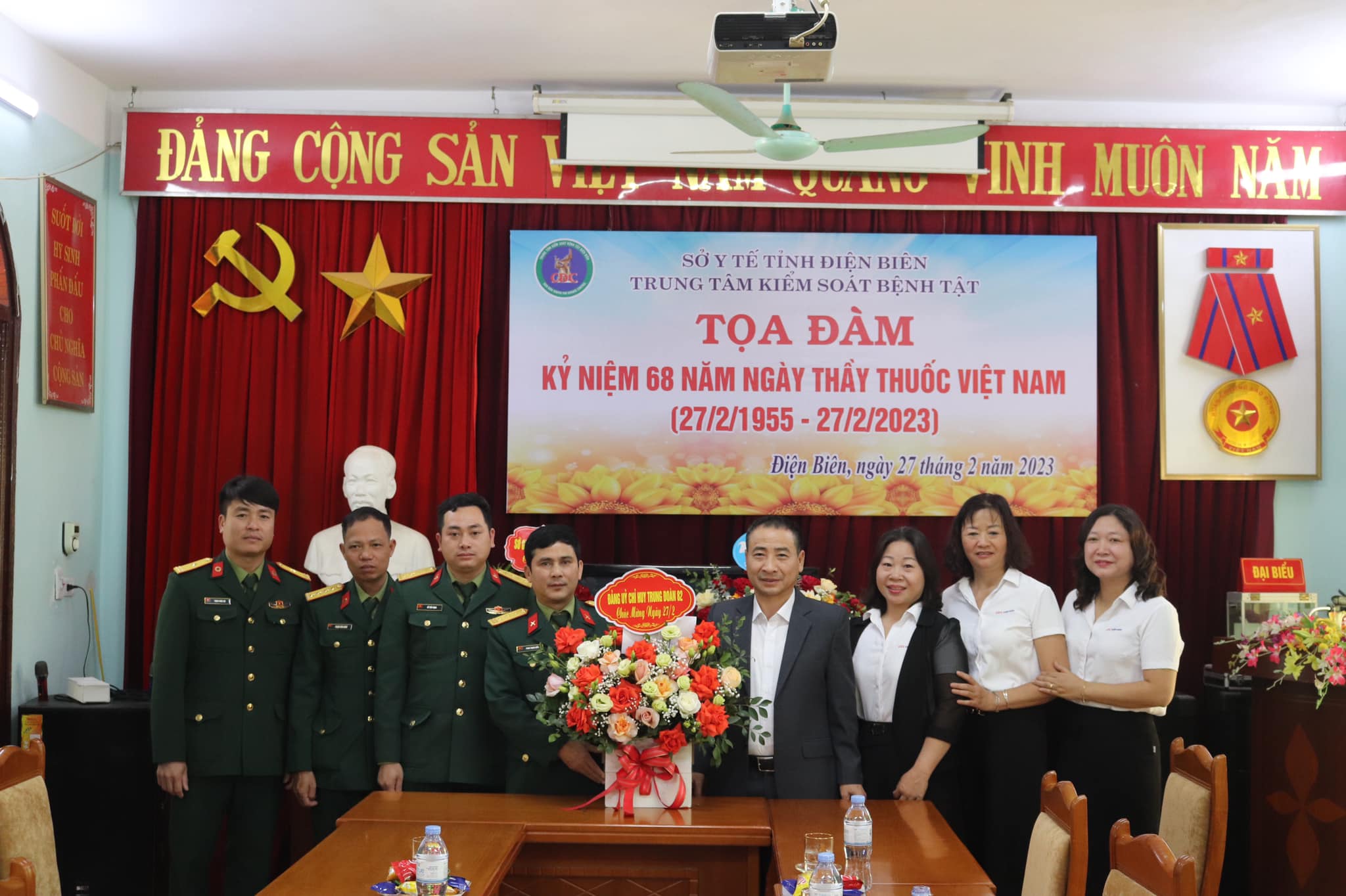 Các đơn vị chúc mừng Trung tâm Kiểm soát bệnh tật nhân Ngày Thầy thuốc Việt Nam