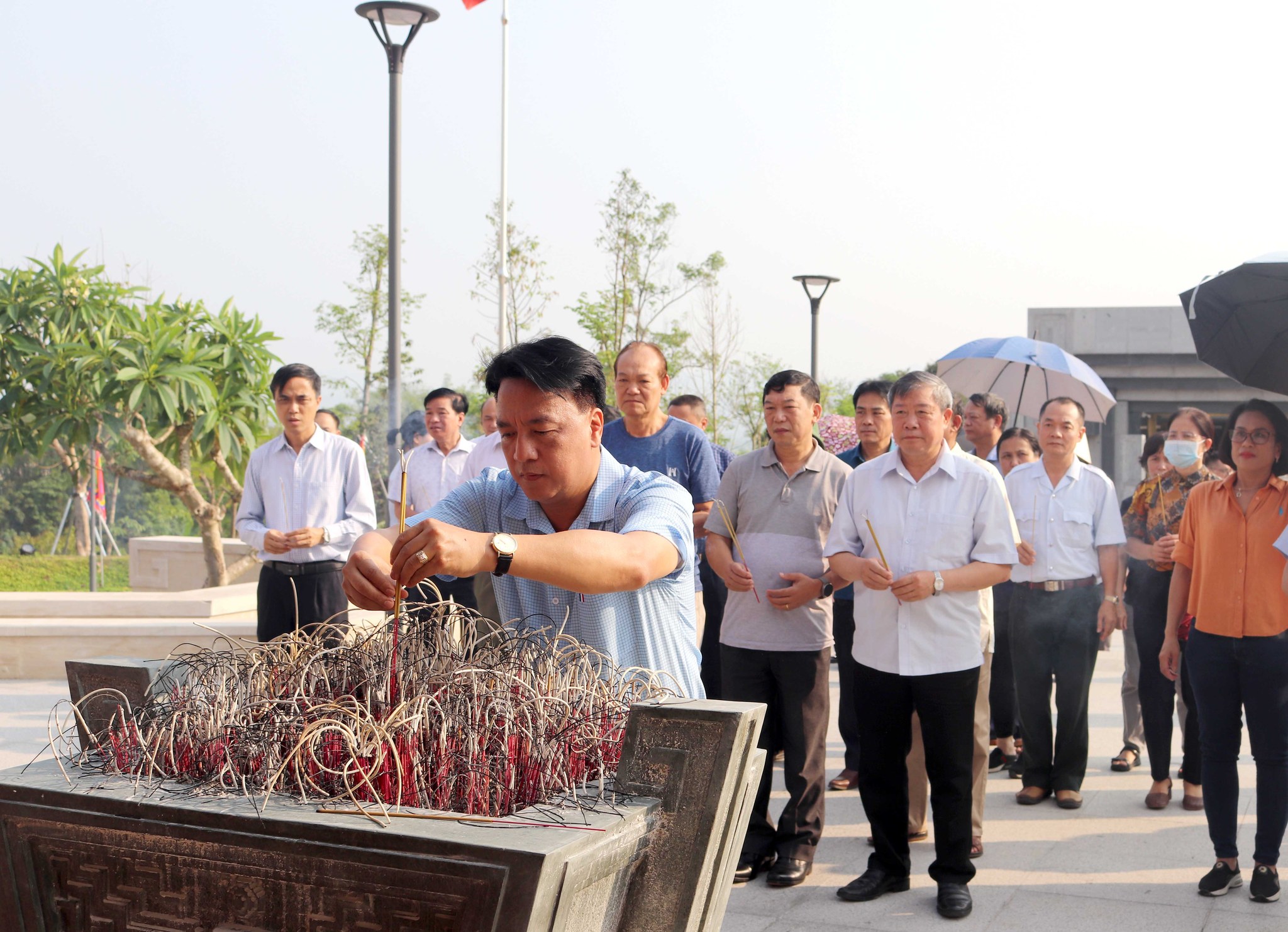 Ngành Y tế dâng hương Đền thờ Liệt sĩ tại chiến trường Điện Biên Phủ