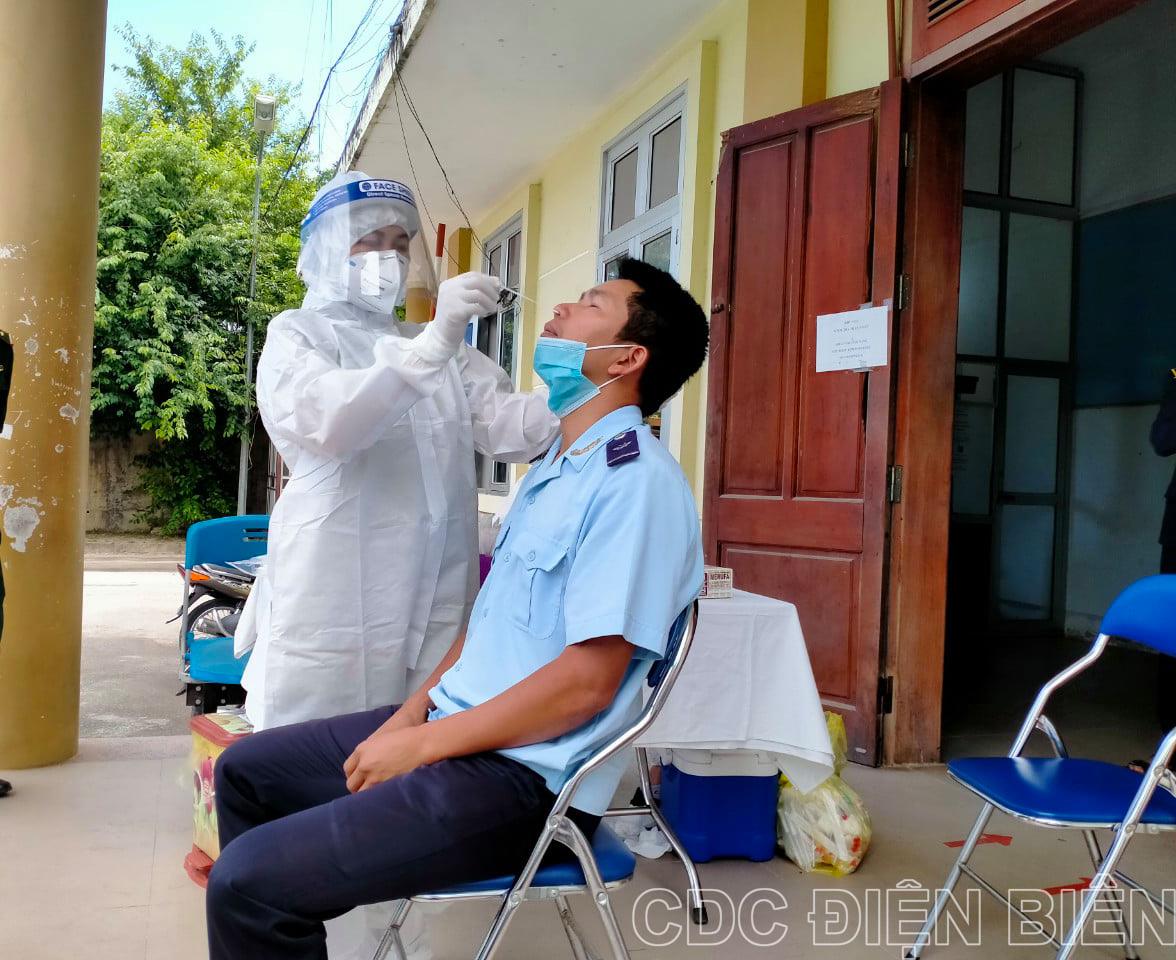83 người thuộc đối tượng nguy cơ cao tại Cửa khẩu Quốc tế Tây Trang được lấy mẫu xét nghiệm sàng lọc SARS-CoV-2