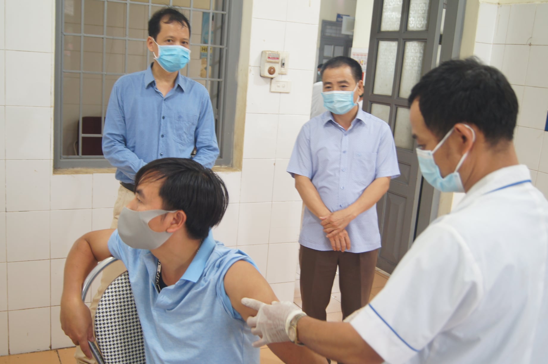 Giám đốc Trung tâm Kiểm soát bệnh tật tỉnh Điện Biên kiểm tra công tác tiêm vắc xin COVID-19 tại huyện Nậm Pồ và huyện Mường Nhé