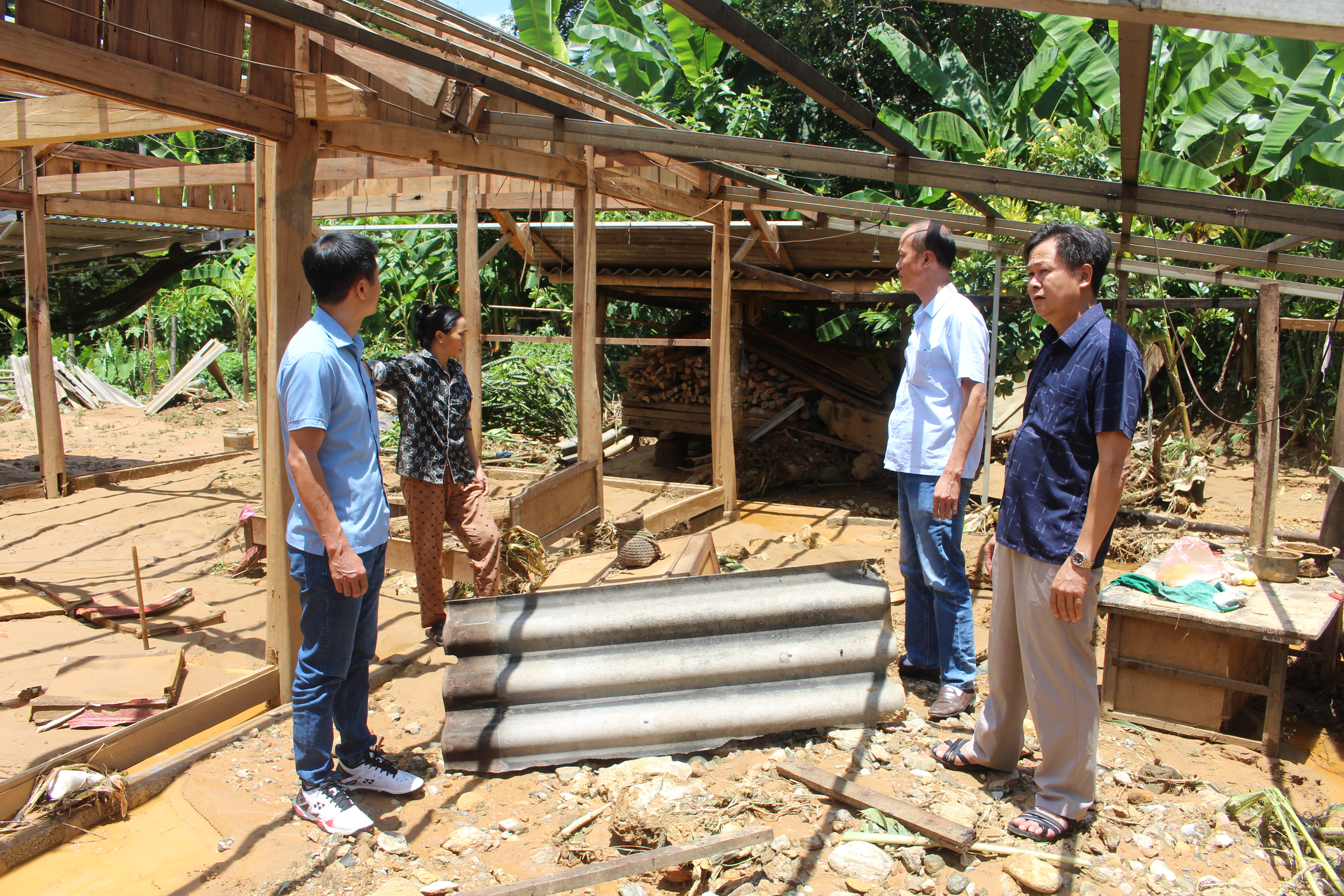 Lãnh đạo Trung tâm Kiểm soát bệnh tật kiểm tra tình hình thiệt hại do mưa, lũ gây ra tại Khu điều trị Phong K10 Nậm Zin, huyện Tuần Giáo